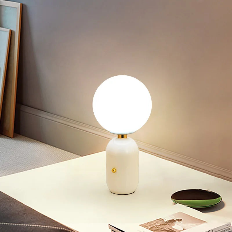 Luminária de Mesa LED Nórdica Vidro Fosco Metal – Quarto e Sala