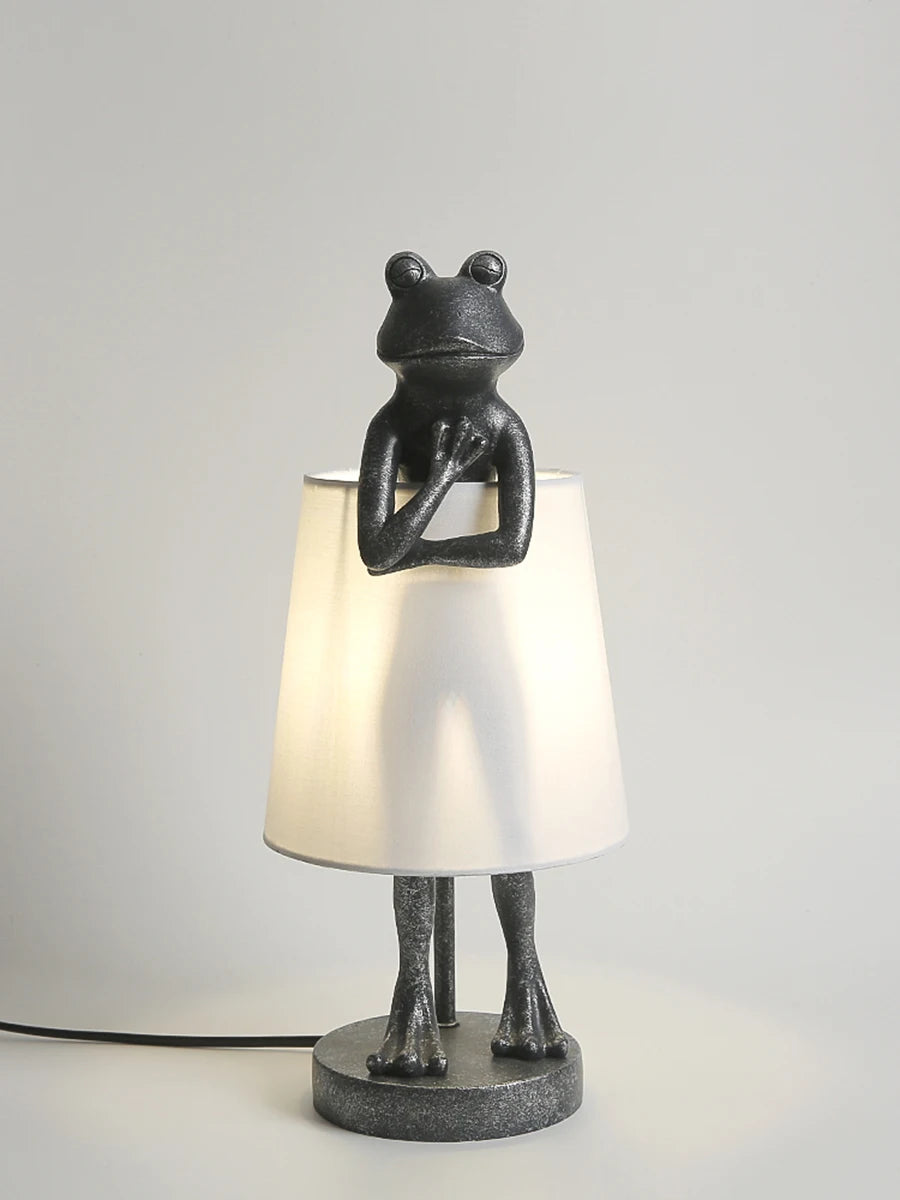 Luminária de Mesa Sapo LED Resina Retrô – Decorativa para Sala e Presente
