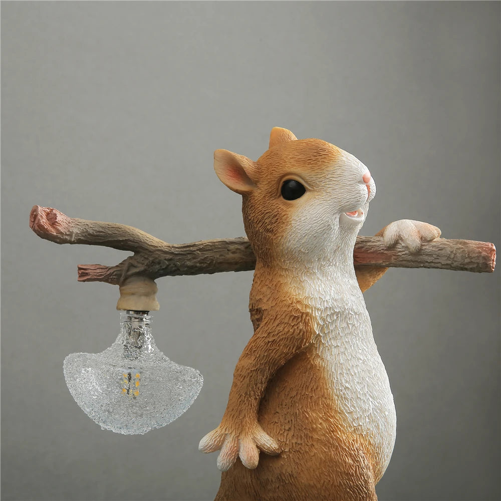 Mini Luminária de Mesa Esquilo Resina LED – Luz Noturna para Quarto e Infantil