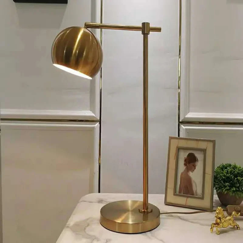 Luminária de Mesa Metal Pesado Latão Fosco com Cabo Tecido LED – Vintage