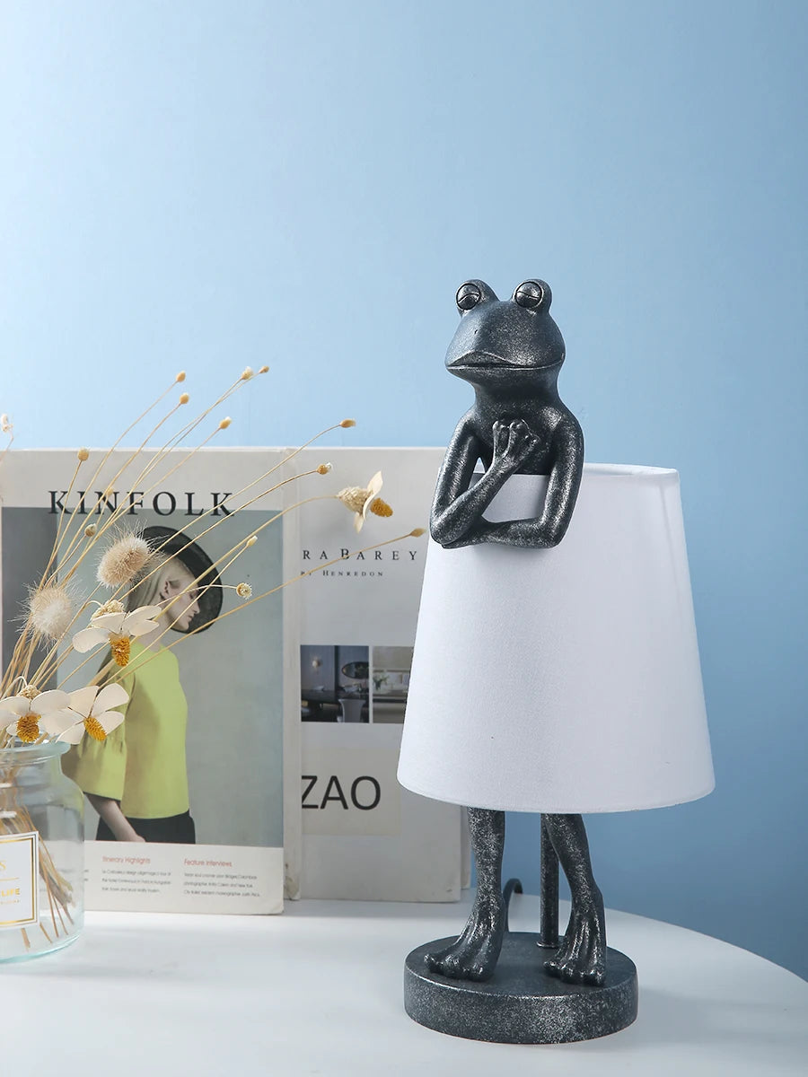 Luminária de Mesa Sapo LED Resina Retrô – Decorativa para Sala e Presente