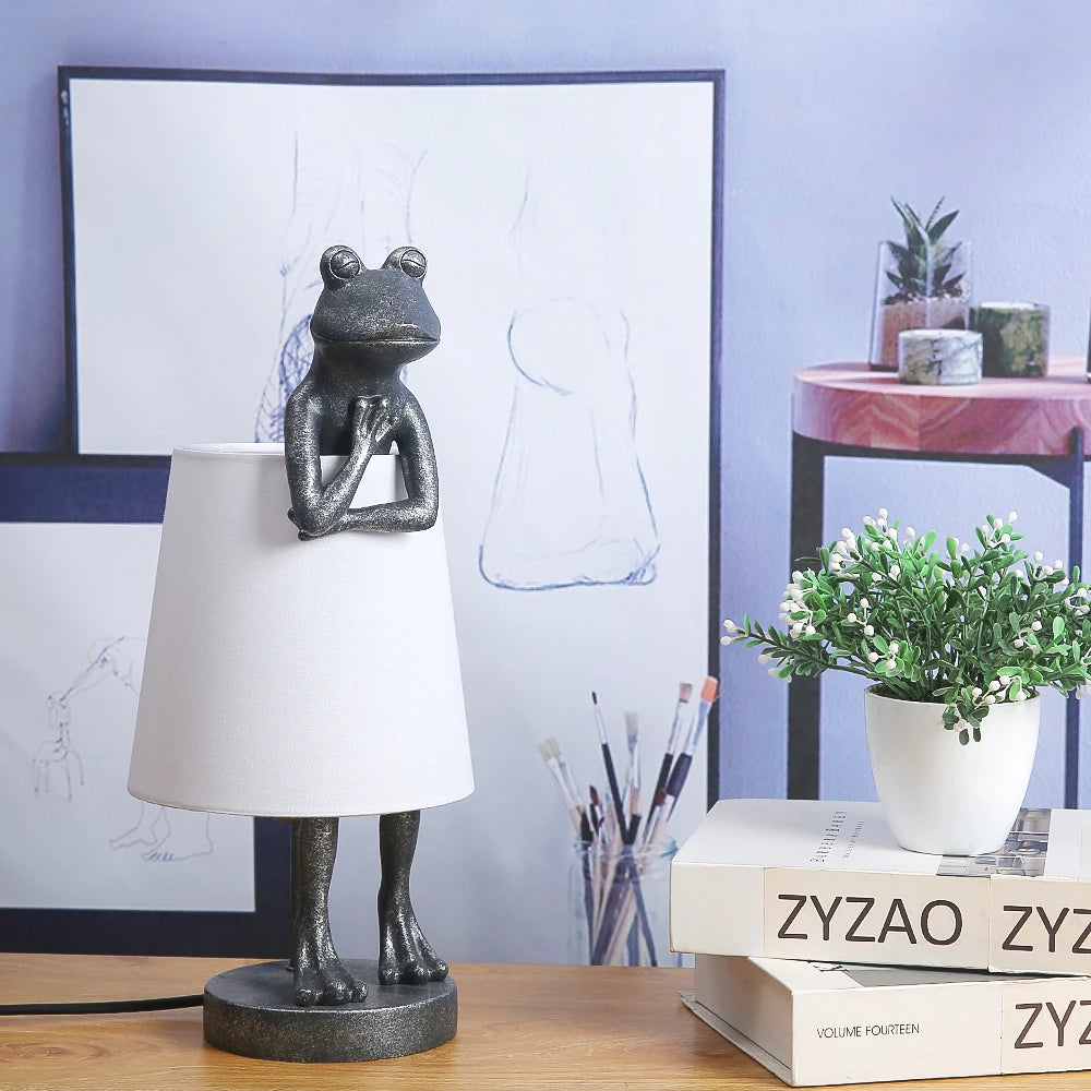 Luminária de Mesa Sapo LED Resina Retrô – Decorativa para Sala e Presente