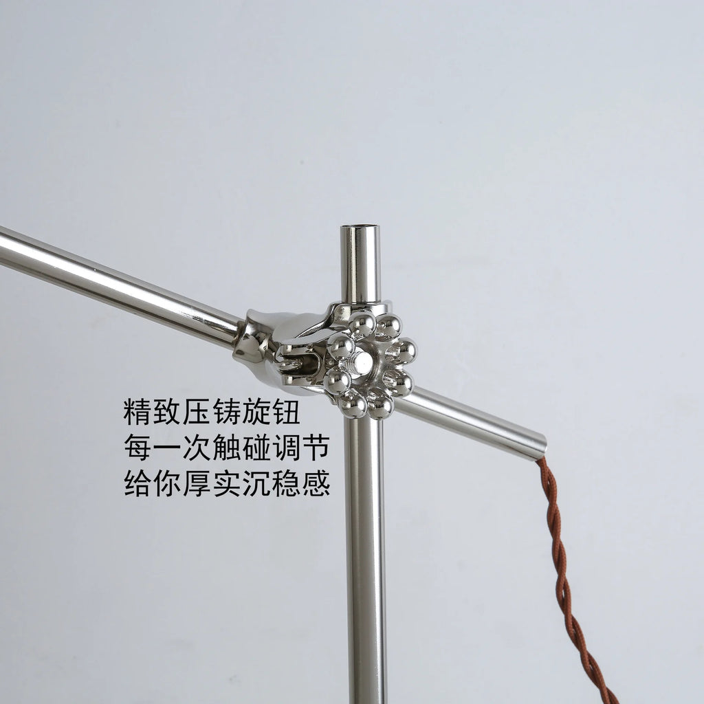 Luminária de Mesa Industrial com Braço Articulado e Presilha – LED Retrô
