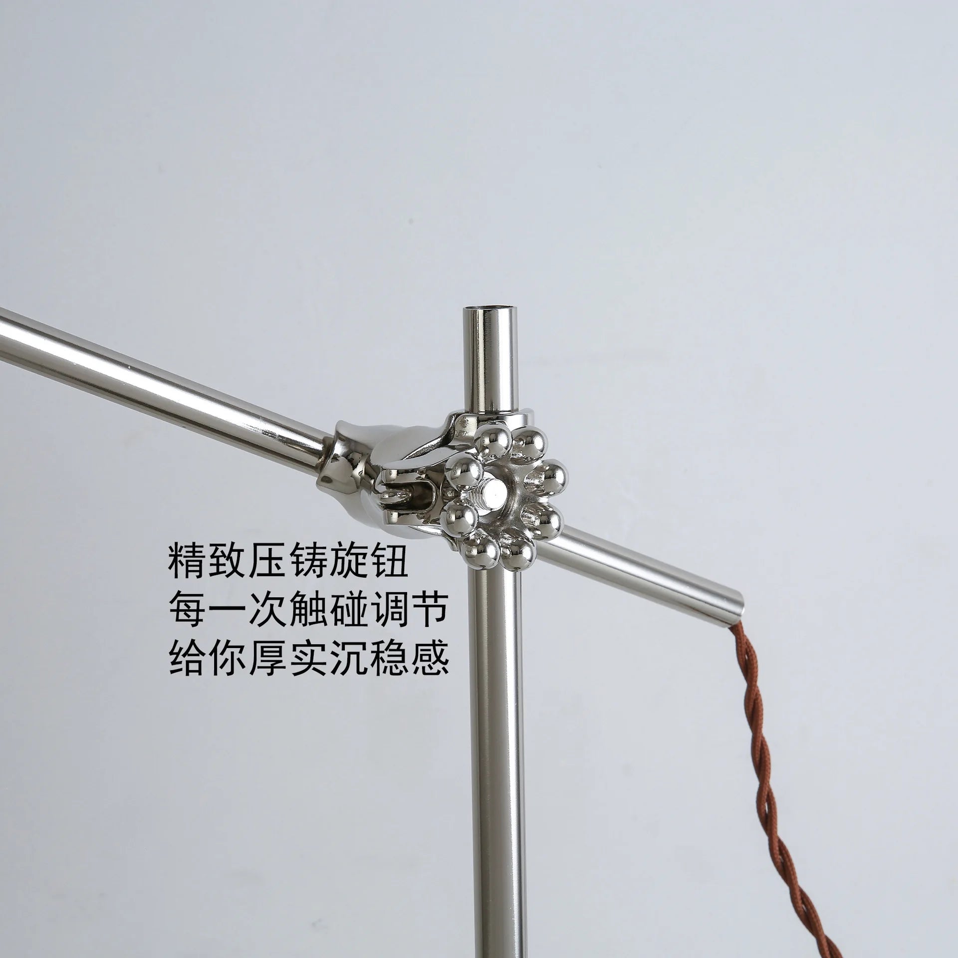 Luminária de Mesa Industrial com Braço Articulado e Presilha – LED Retrô