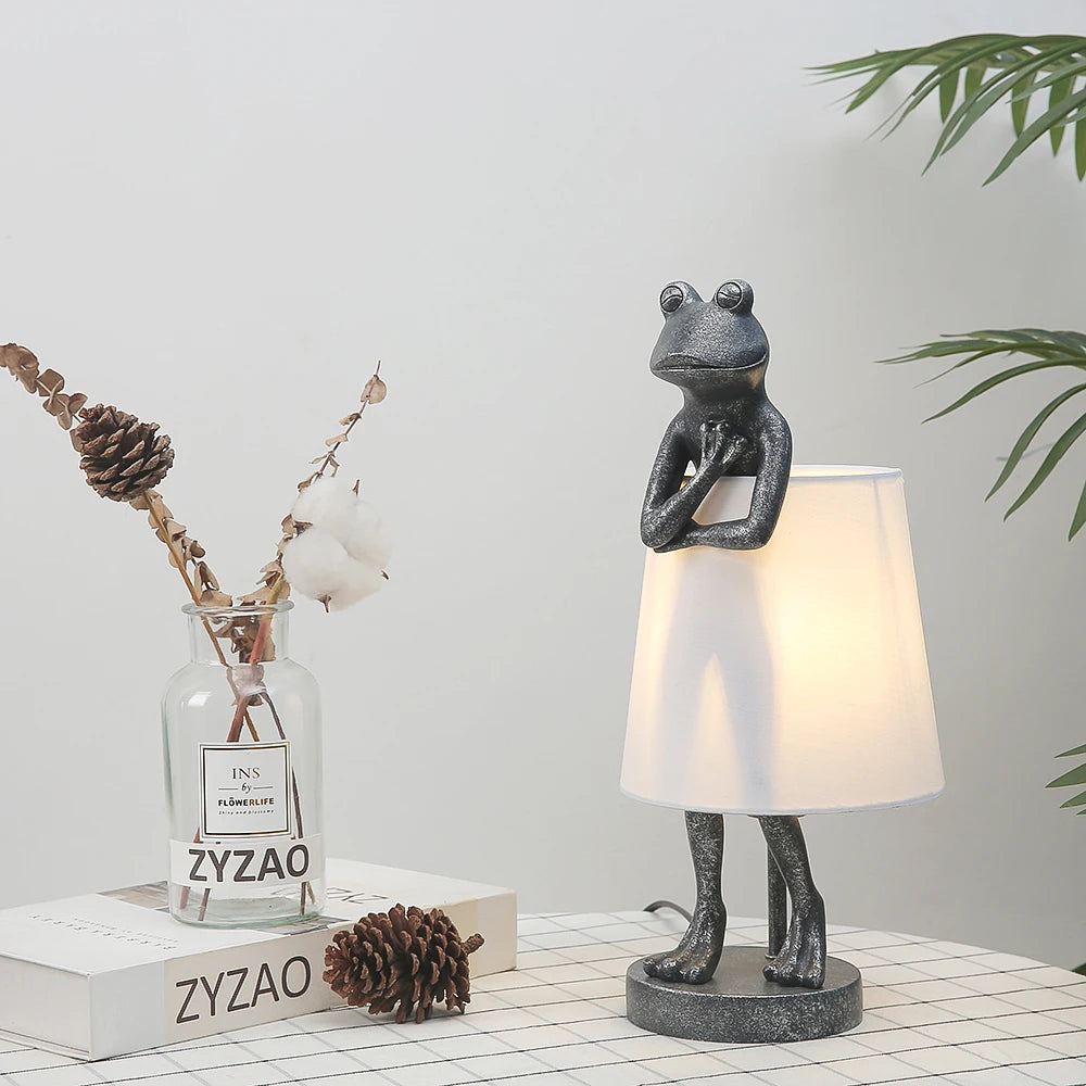 Luminária de Mesa Sapo LED Resina Retrô – Decorativa para Sala e Presente