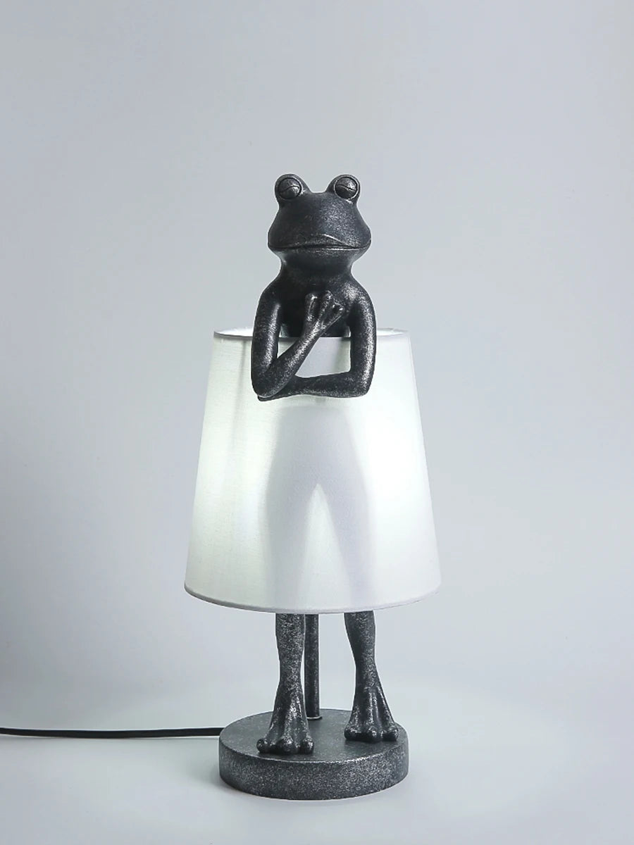 Luminária de Mesa Sapo LED Resina Retrô – Decorativa para Sala e Presente
