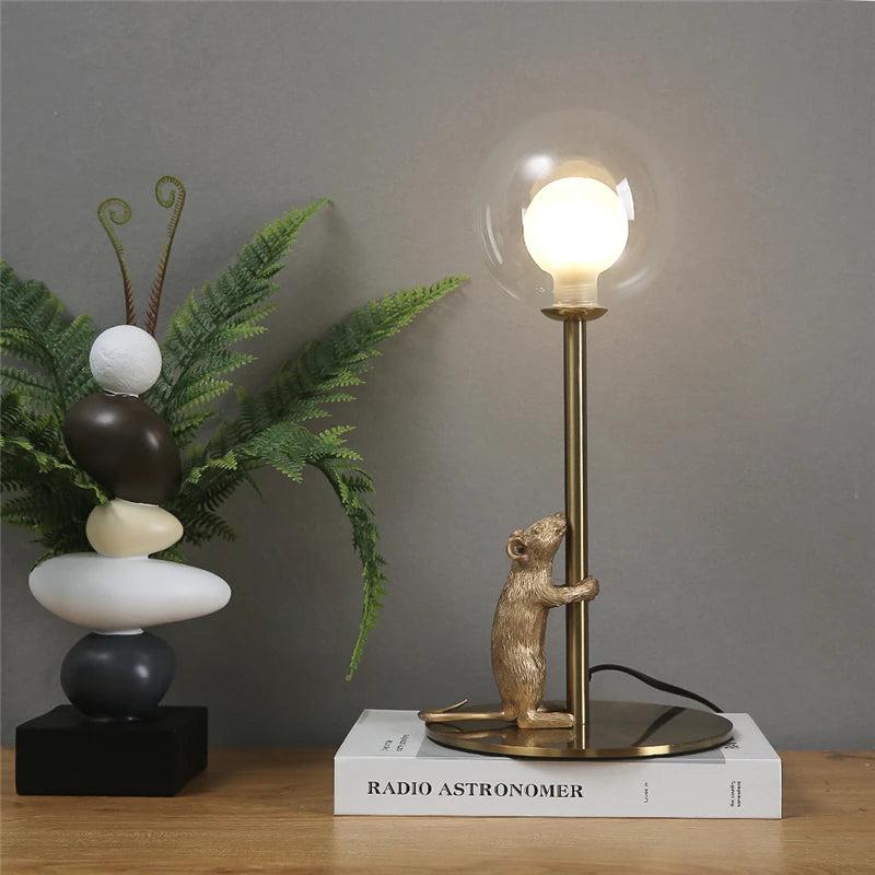 Luminária de Mesa Ratinho Resina LED – Decorativa para Casa e Presente