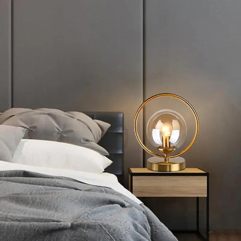 Luminária de Mesa Latão com Esfera de Vidro – Sala, Quarto e Cabeceira