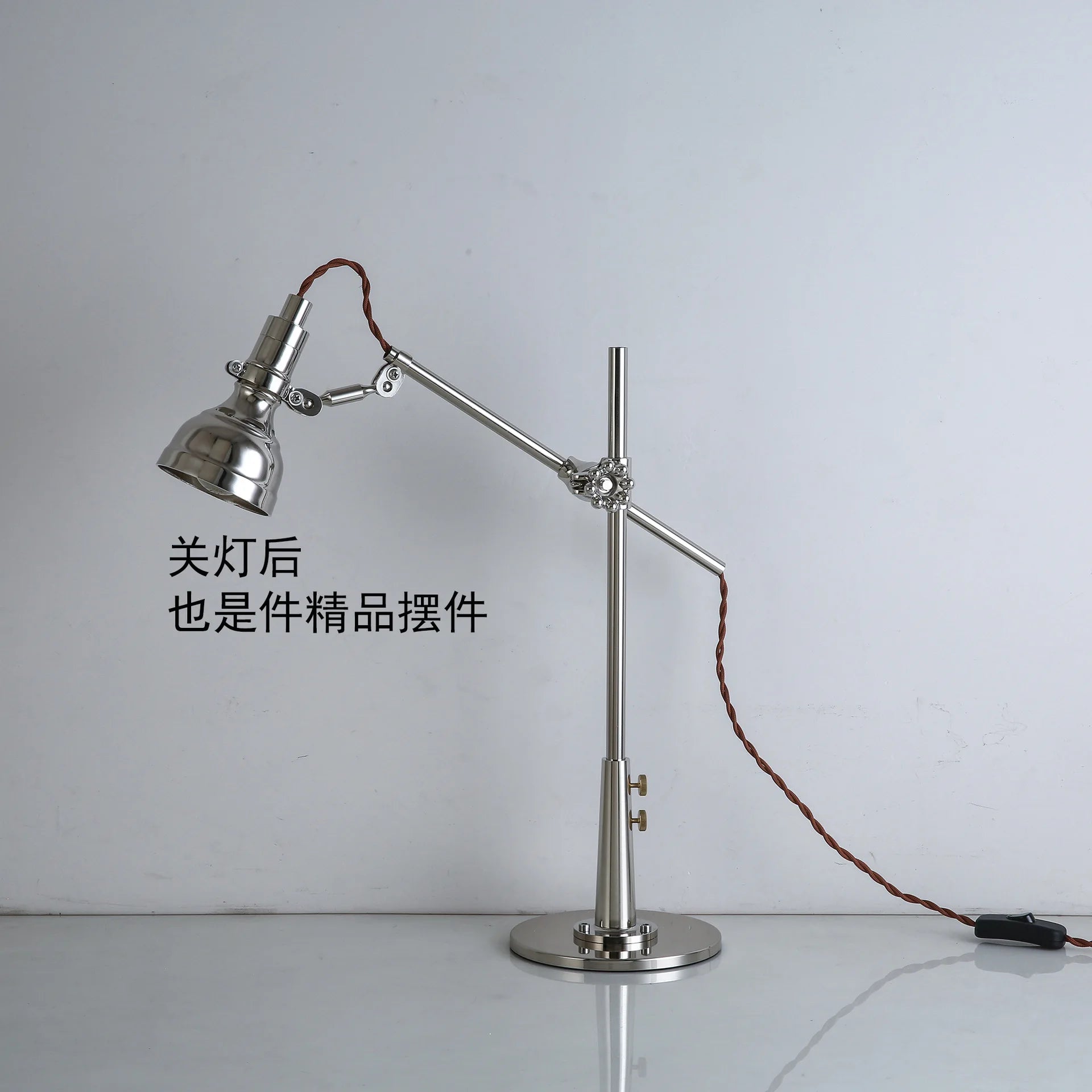 Luminária de Mesa Industrial com Braço Articulado e Presilha – LED Retrô