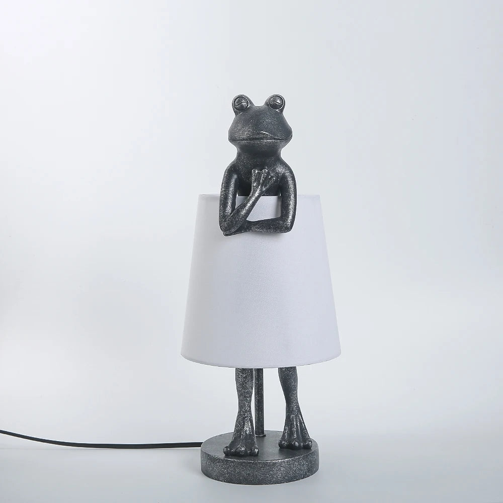 Luminária de Mesa Sapo LED Resina Retrô – Decorativa para Sala e Presente