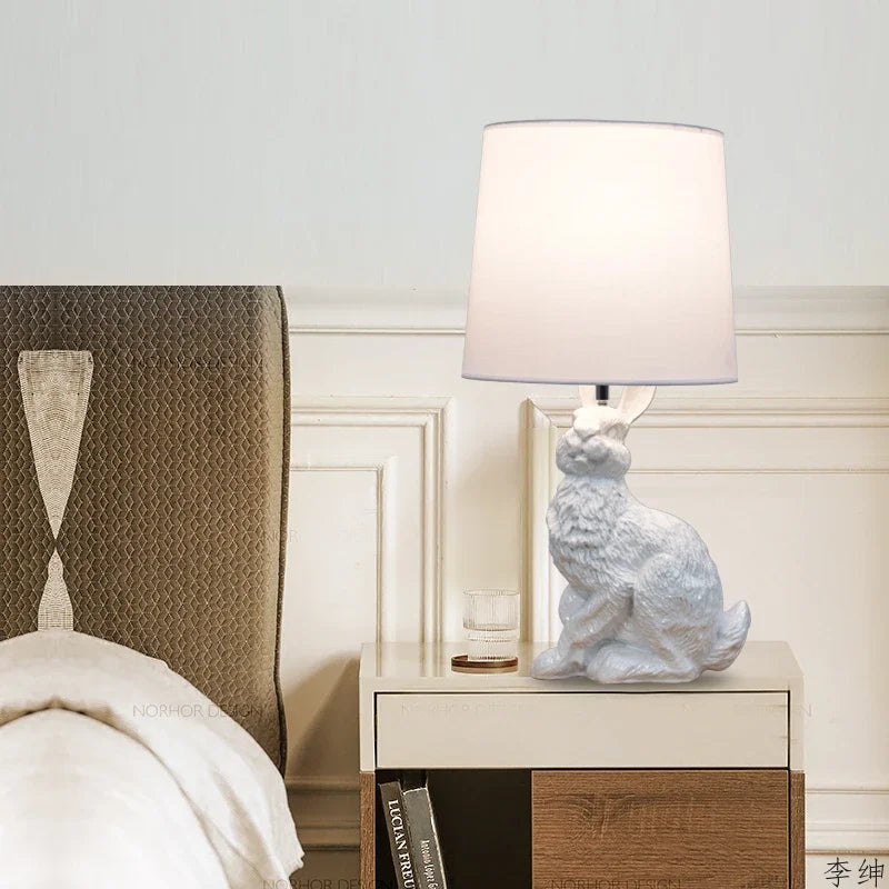 Luminária de Mesa Coelho LED Resina Nórdica – Quarto e Cabeceira