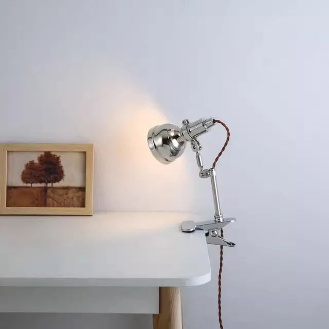 Luminária de Mesa Industrial com Braço Articulado e Presilha – LED Retrô