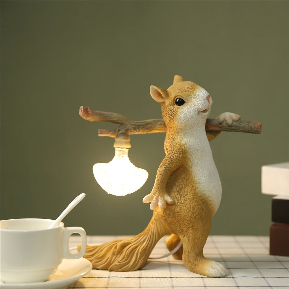 Mini Luminária de Mesa Esquilo Resina LED – Luz Noturna para Quarto e Infantil