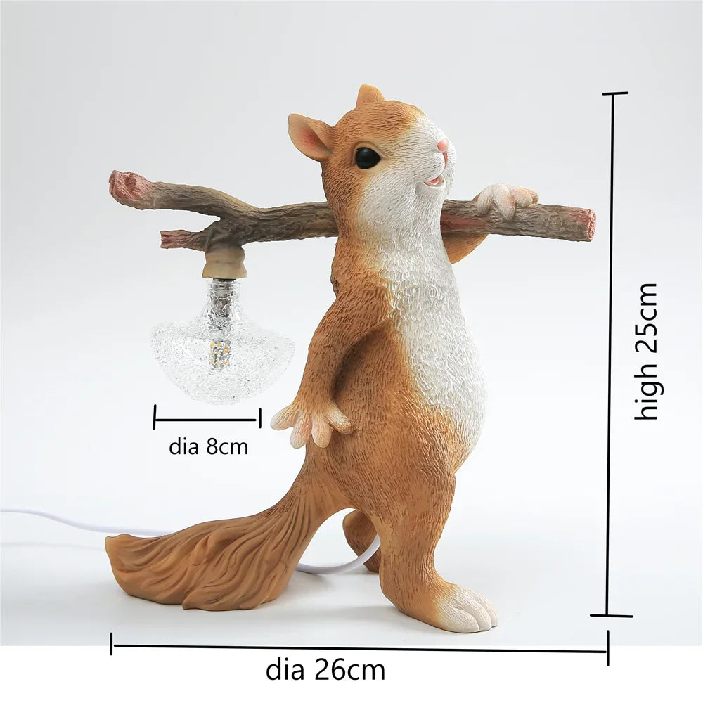 Mini Luminária de Mesa Esquilo Resina LED – Luz Noturna para Quarto e Infantil