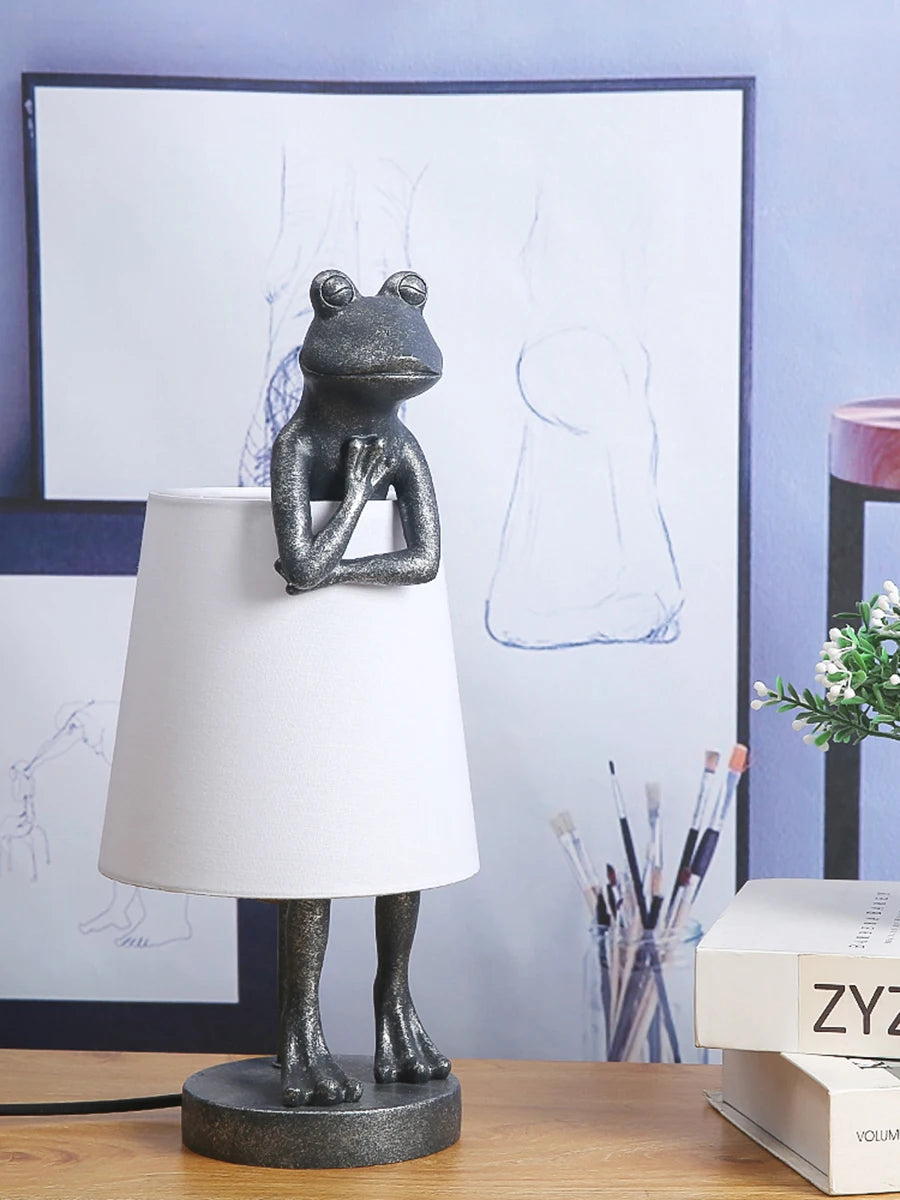 Luminária de Mesa Sapo LED Resina Retrô – Decorativa para Sala e Presente