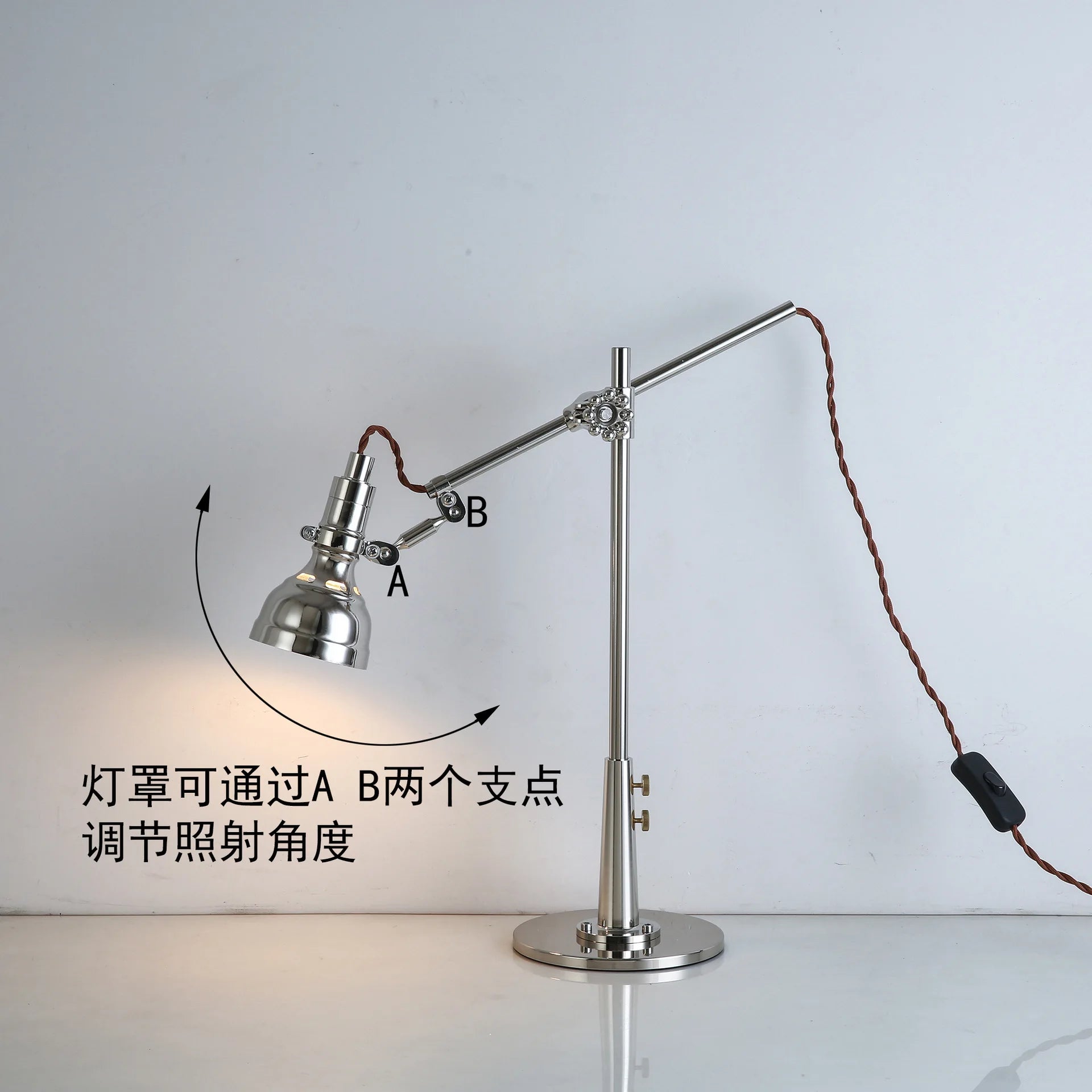 Luminária de Mesa Industrial com Braço Articulado e Presilha – LED Retrô