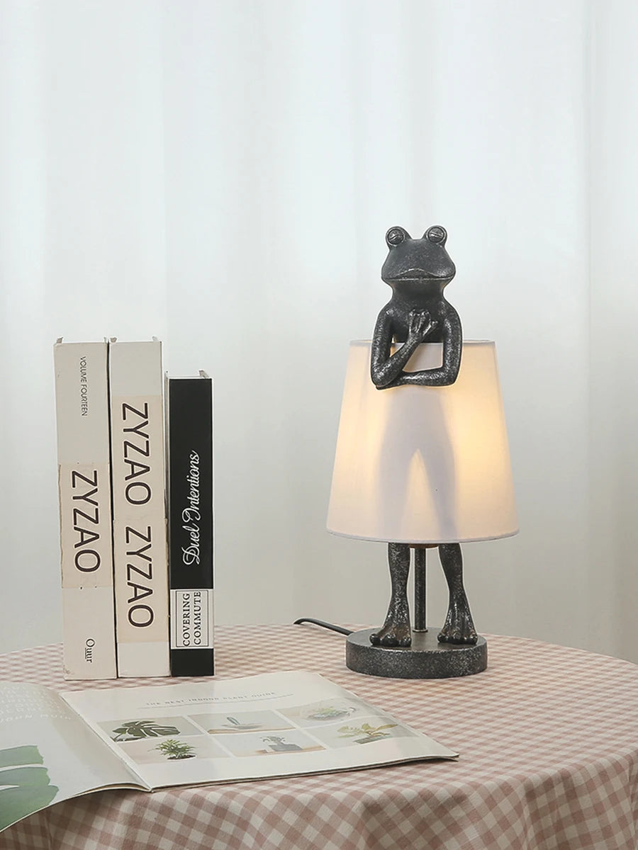 Luminária de Mesa Sapo LED Resina Retrô – Decorativa para Sala e Presente