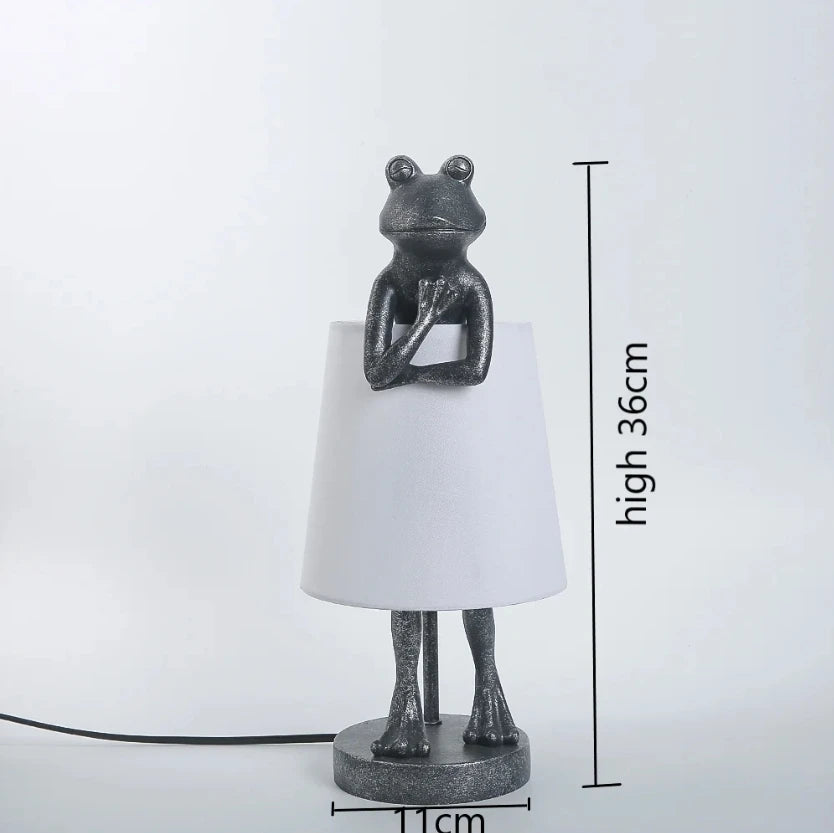 Luminária de Mesa Sapo LED Resina Retrô – Decorativa para Sala e Presente