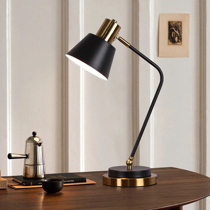 Luminária de Mesa Ferro Nórdica Flexível LED – Proteção Ocular para Leitura