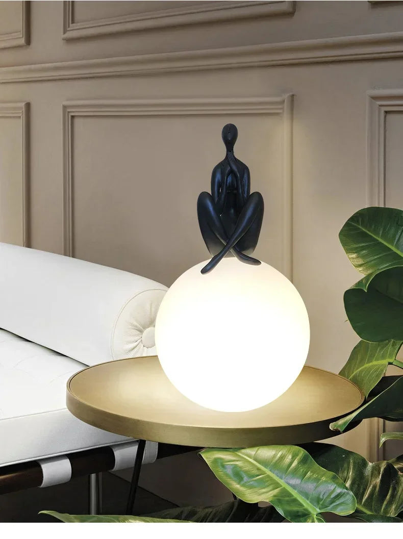 Luminárias de Mesa Modern Nordic Art Floor Lamp Abstract Decoration Of Human Figure Holding Ball Vertical Lamp Creative Figure Sculpture Decorative